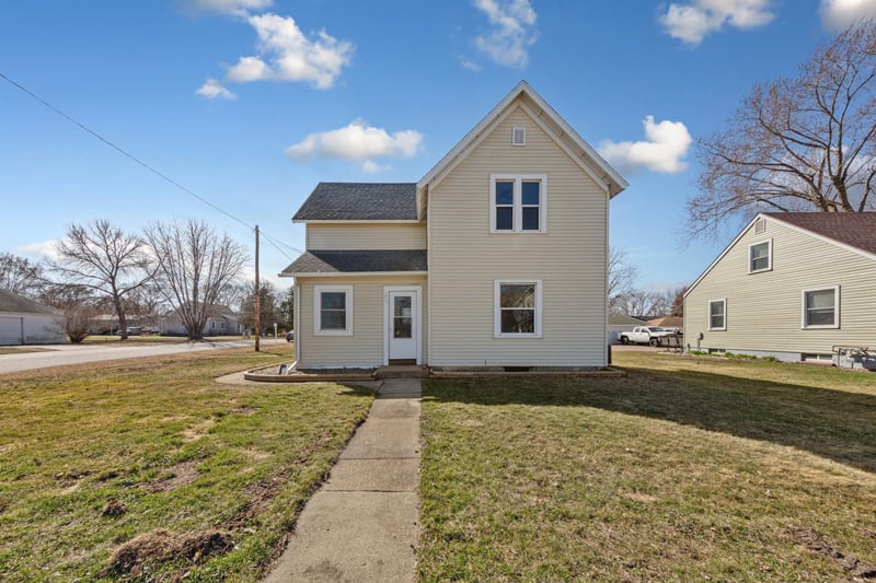 209 Division St S, Morristown, MN 55052