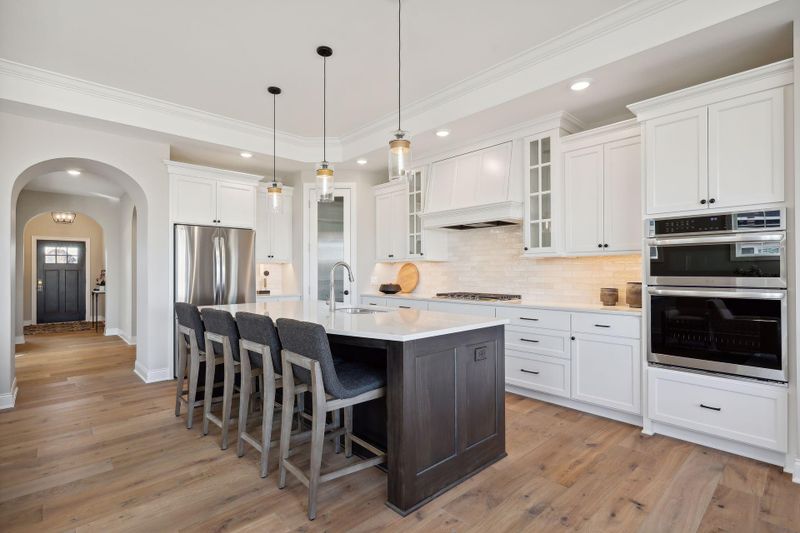 9164 Mills Dr, Chanhassen, MN 55317