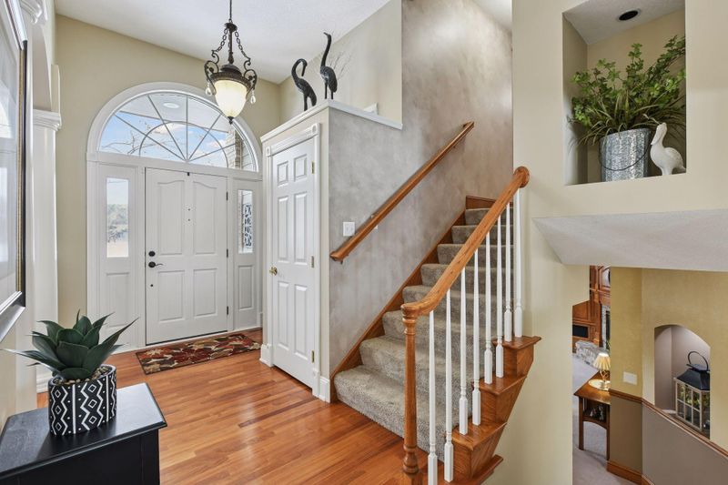 305 Pondview Ln, Chaska, MN 55318