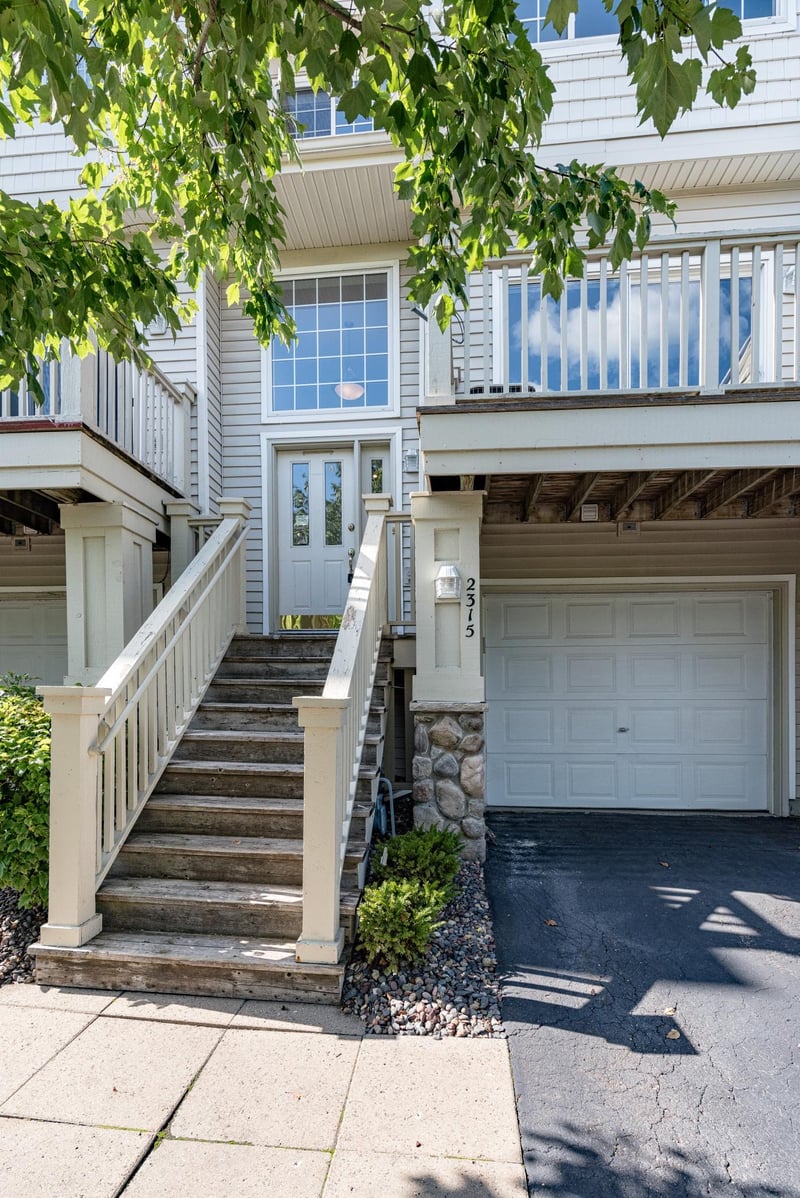 2315 Eagle Trace Ln, Woodbury, MN 55129