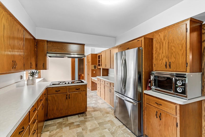 3081 Chatsworth St N, Roseville, MN 55113