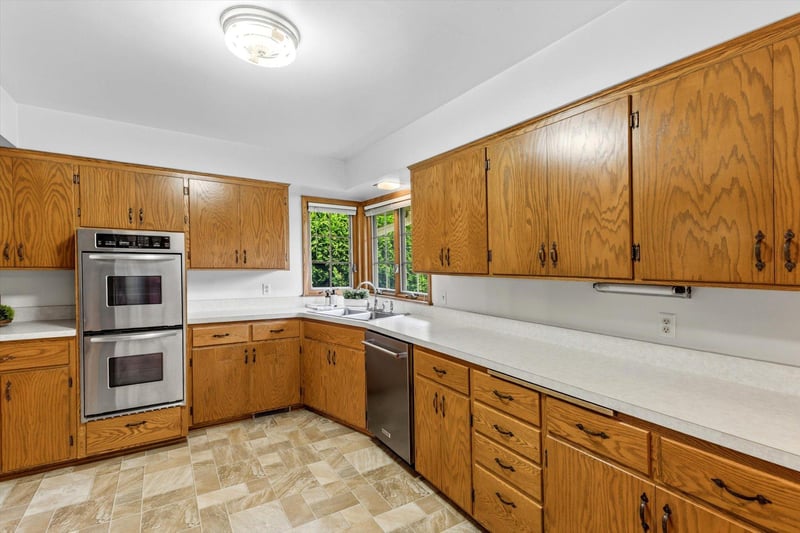 3081 Chatsworth St N, Roseville, MN 55113