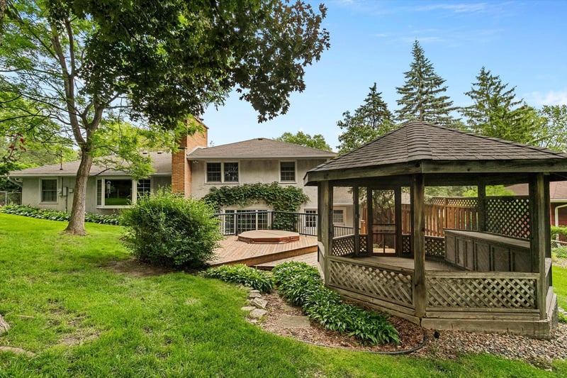 3081 Chatsworth St N, Roseville, MN 55113