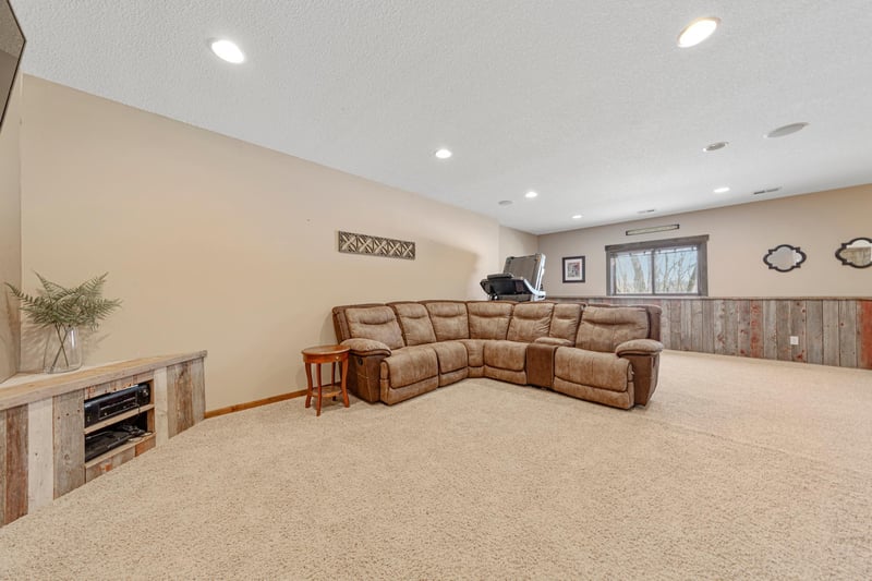 624 Ridge Rd, Henderson, MN 56044