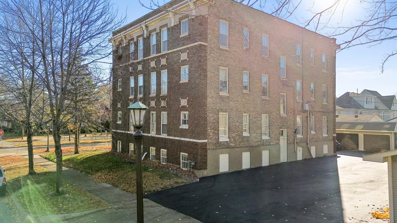 195 Lexington Pw N, Saint Paul, MN 55104