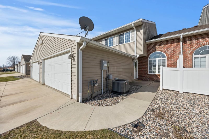 1012 Larkspur Ln, Waconia, MN 55387