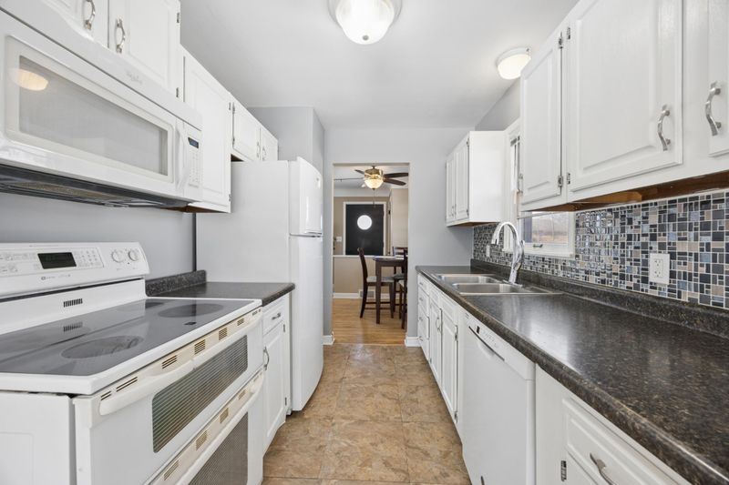 1206 Oakcrest Ave, Roseville, MN 55113