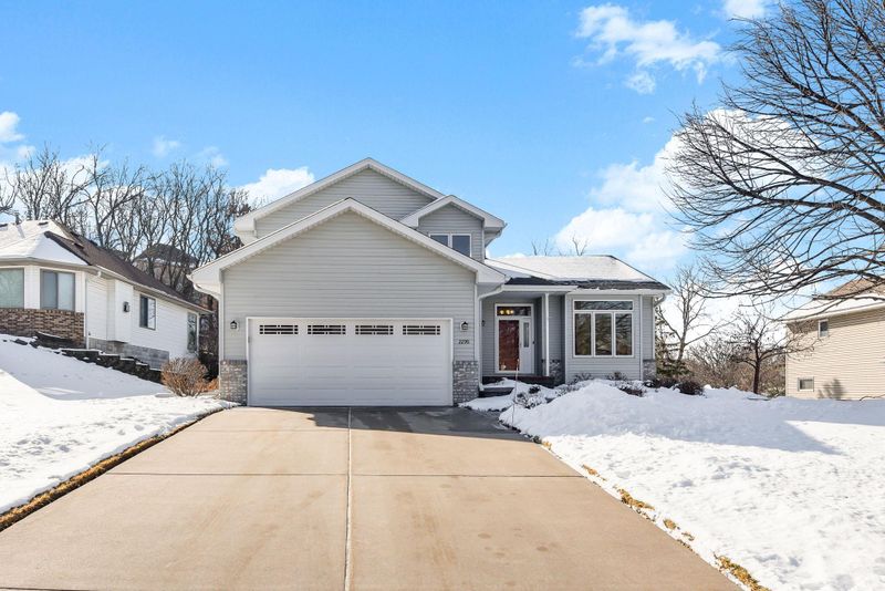 2290 Hillwood Dr E, Maplewood, MN 55119