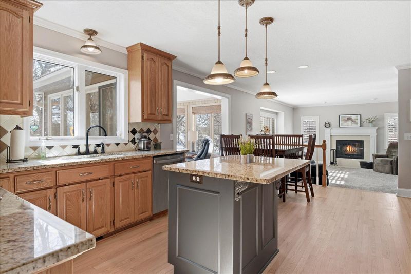 1237 Summit Oaks Dr, Burnsville, MN 55337
