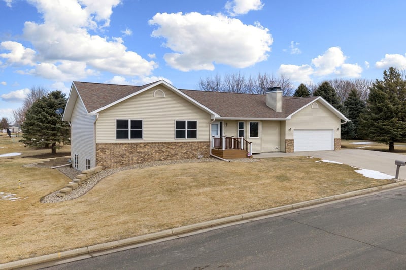 19 13th St NE, Kasson, MN 55944