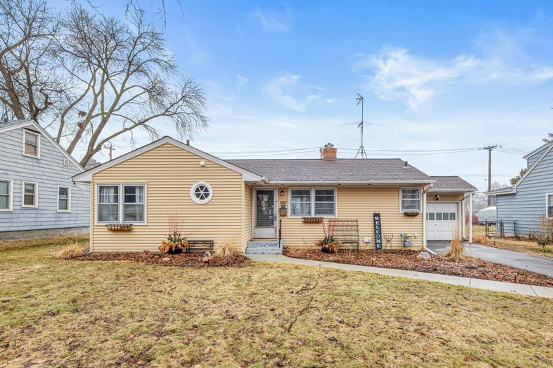 1067 Iowa Ave W, Saint Paul, MN 55117
