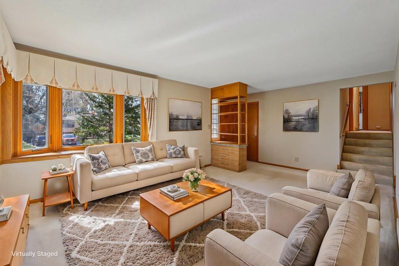 2526 Bittersweet Ln, Maplewood, MN 55109