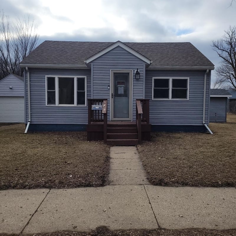 824 Collins Ave, Windom, MN 56101