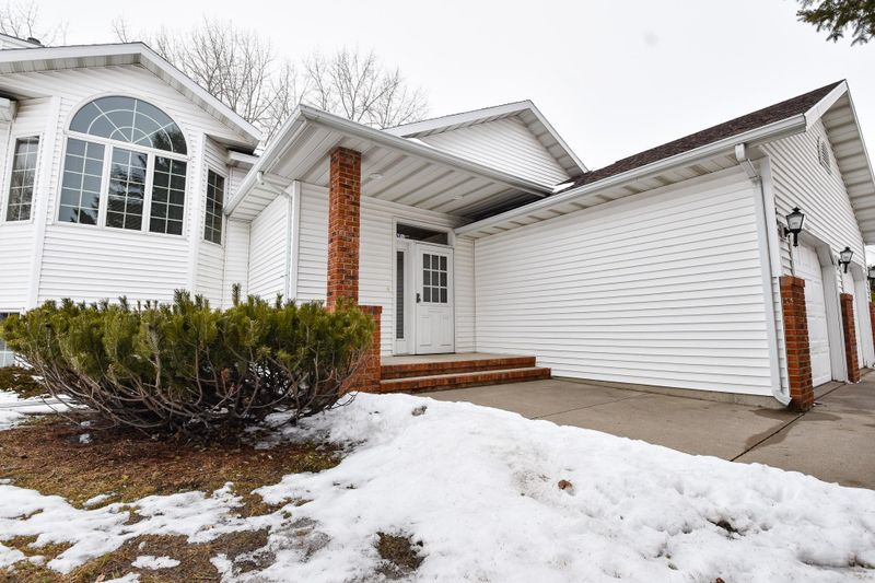 1807 33rd St S, Moorhead, MN 56560