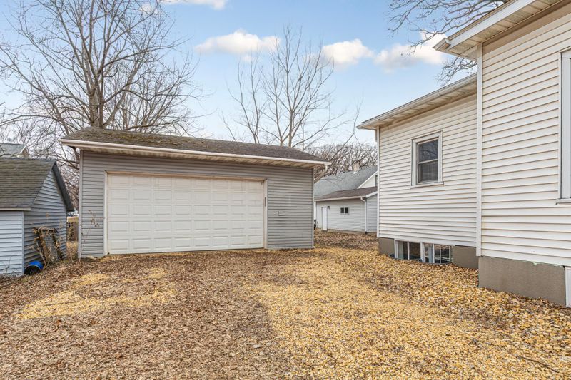 407 3rd St NE, Waseca, MN 56093