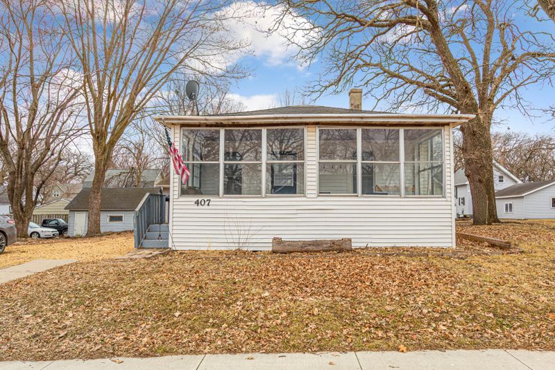 407 3rd St NE, Waseca, MN 56093