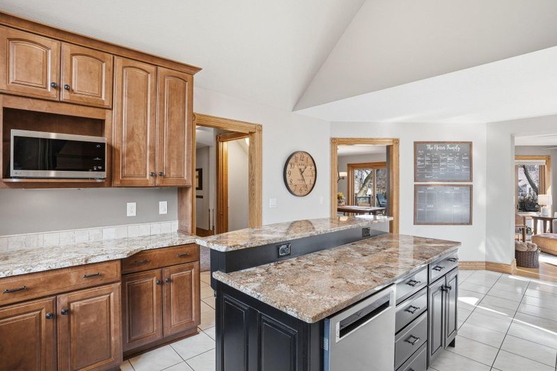 4136 Prairie Ridge Rd, Eagan, MN 55123