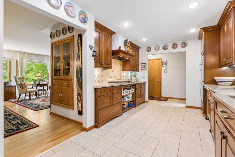 16300 Highwood Dr, Minnetonka, MN 55345