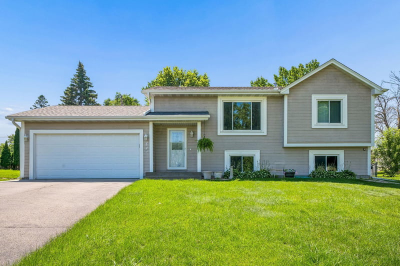 4748 Erickson Dr, New Hope, MN 55428
