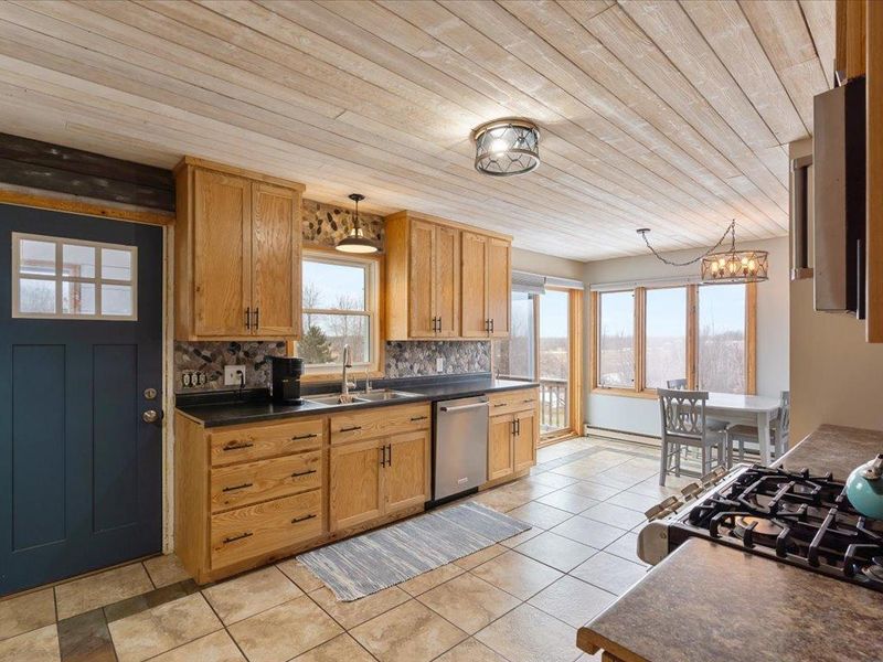 12191 Oakridge Rd, Brainerd, MN 56401