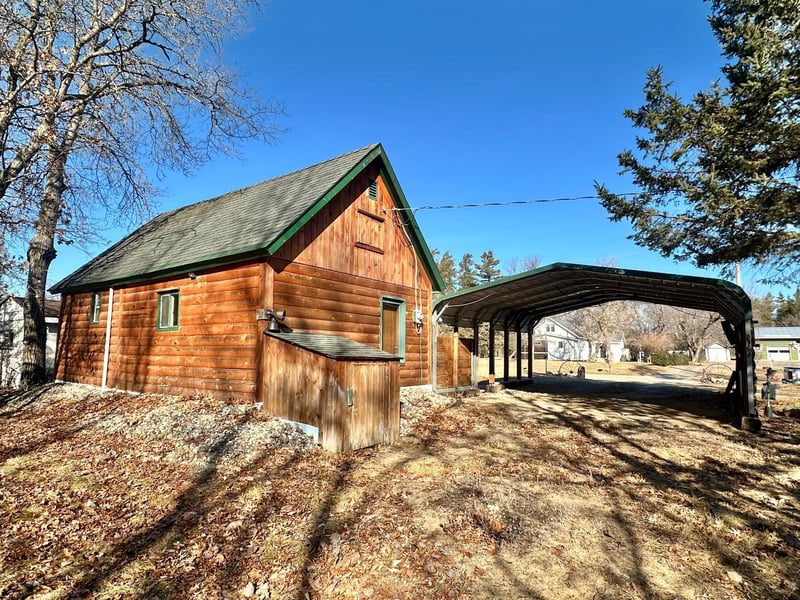 618 1st St NE, Menahga, MN 56464