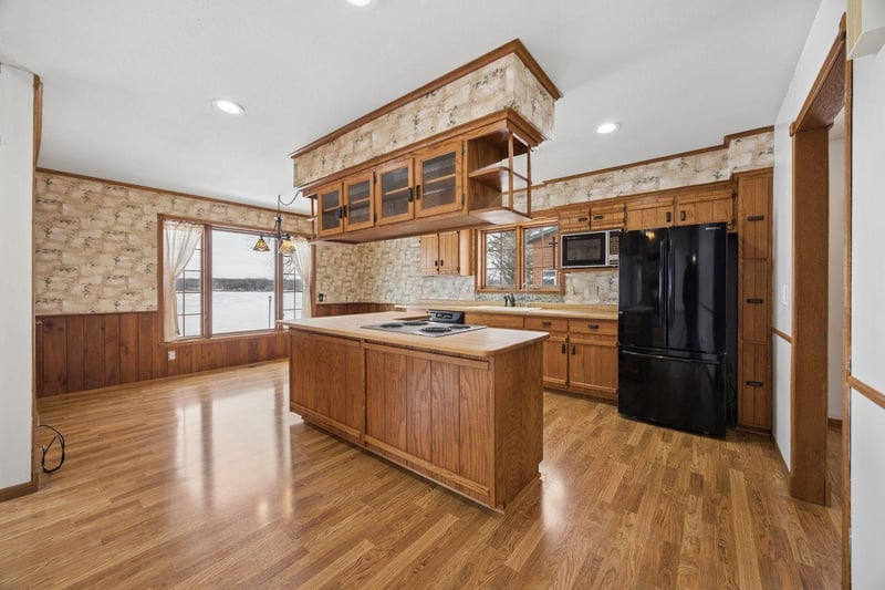 1122 S Andrew Dr NE, New London, MN 56273