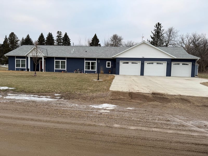 706 E Broadway St E, Starbuck, MN 56381