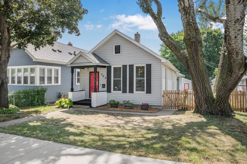282 Annapolis St E, West Saint Paul, MN 55118