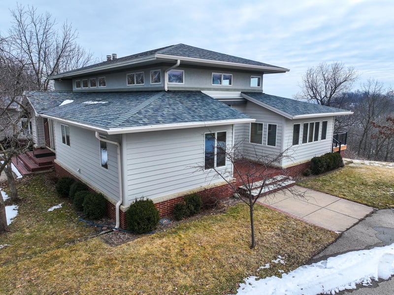 46180 Oak Hill Dr, La Crescent, MN 55947