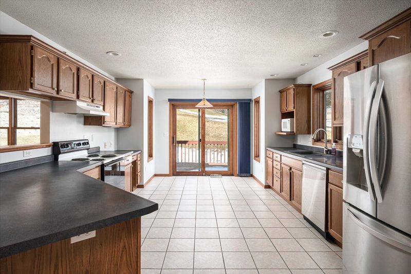 348 Regent Dr, La Crescent, MN 55947