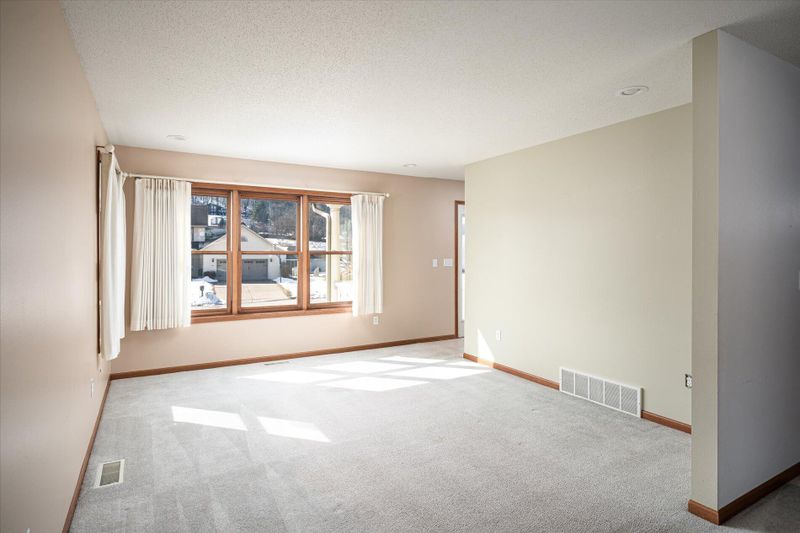 348 Regent Dr, La Crescent, MN 55947