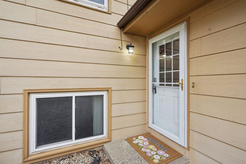 1027 Eastview Cir, Shakopee, MN 55379