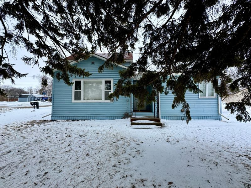810 2nd St NE, Roseau, MN 56751