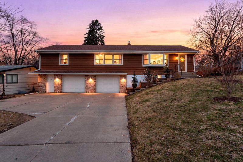807 Rose Pl, Roseville, MN 55113