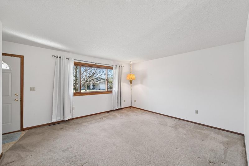 2721 Meadow Ln, Monticello, MN 55362