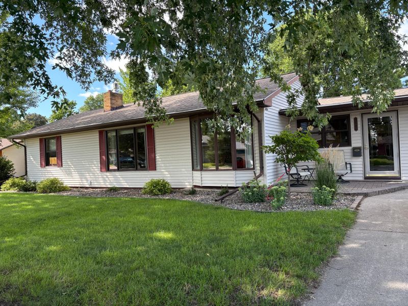 302 E Oak Ave, Olivia, MN 56277