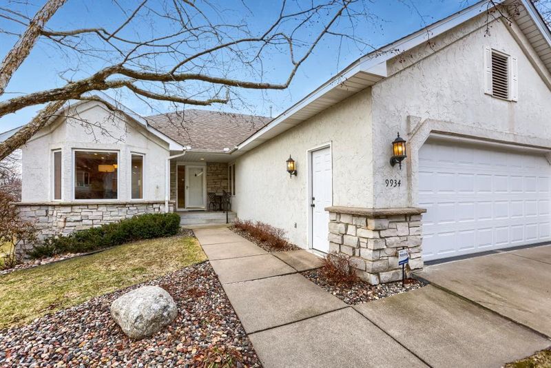 9934 Old Wagon Trl, Eden Prairie, MN 55347