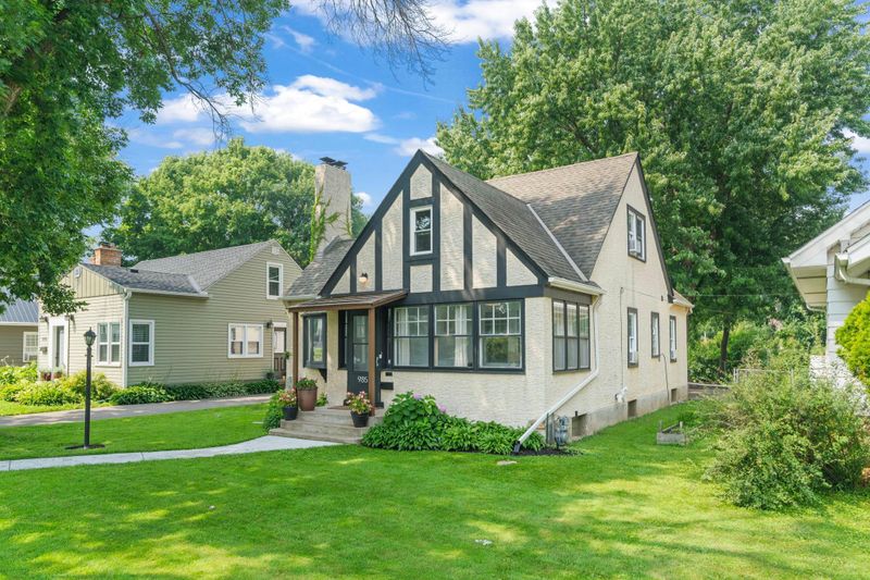 985 Cherokee Ave, West Saint Paul, MN 55118