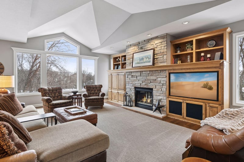 7011 Highover Dr, Chanhassen, MN 55317