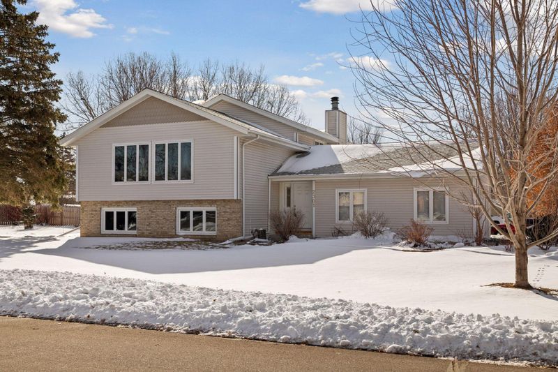 2301 E 121st St, Burnsville, MN 55337