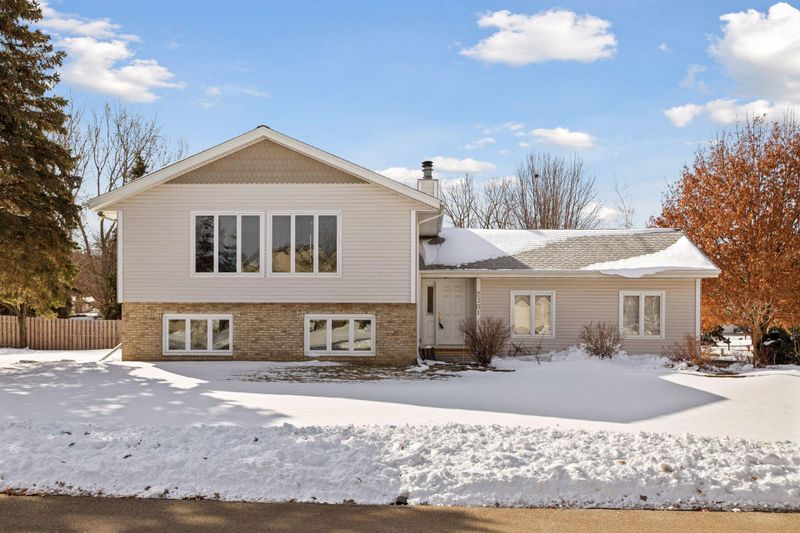 2301 E 121st St, Burnsville, MN 55337