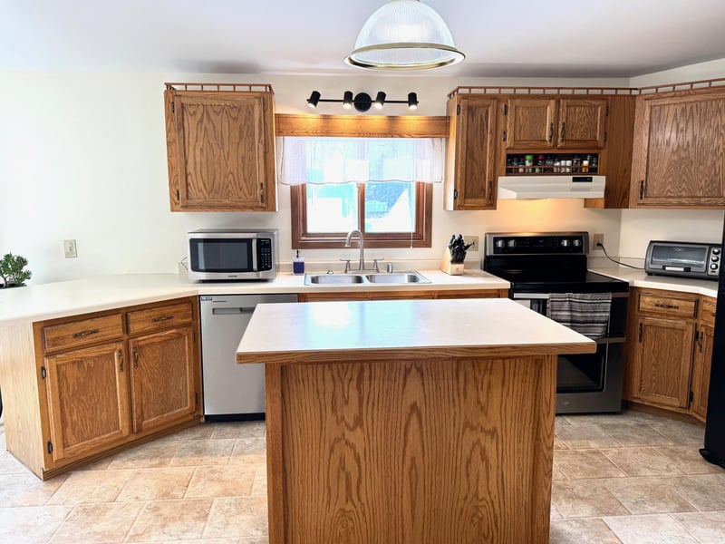 103 8th St SW, Roseau, MN 56751