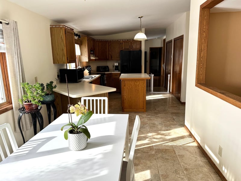 103 8th St SW, Roseau, MN 56751