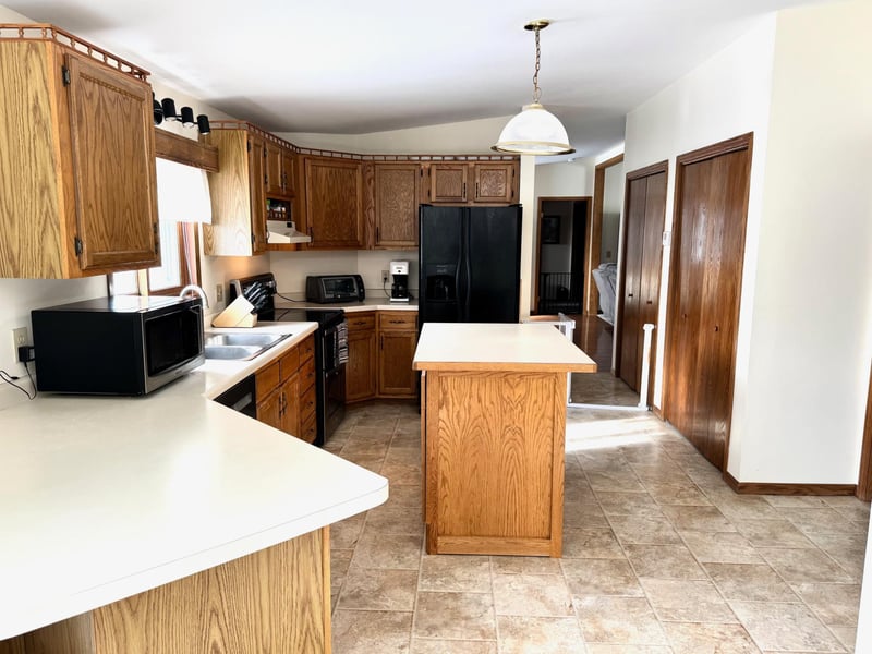 103 8th St SW, Roseau, MN 56751