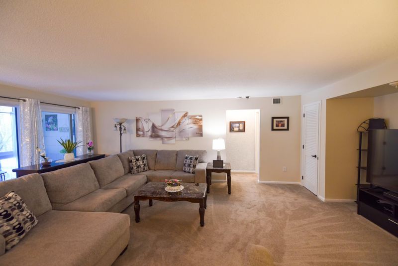 1850 Eagle Ridge Dr #E205, Mendota Heights, MN 55118