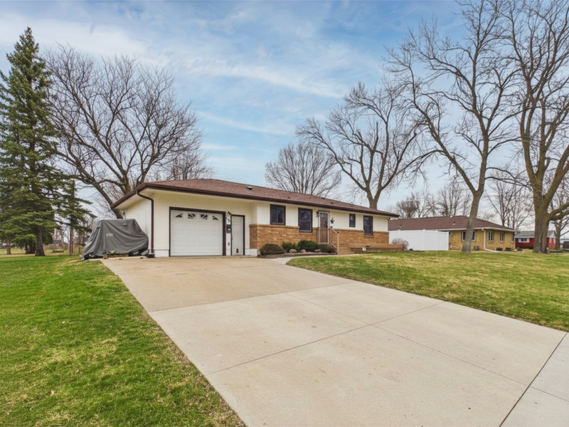 207 Inner Dr, Montgomery, MN 56069