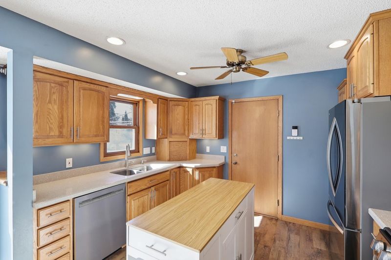 858 Haralson Dr, Apple Valley, MN 55124