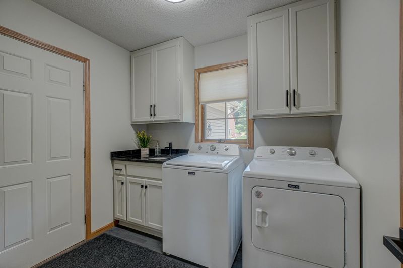 1612 Golf View Dr, River Falls, WI 54022