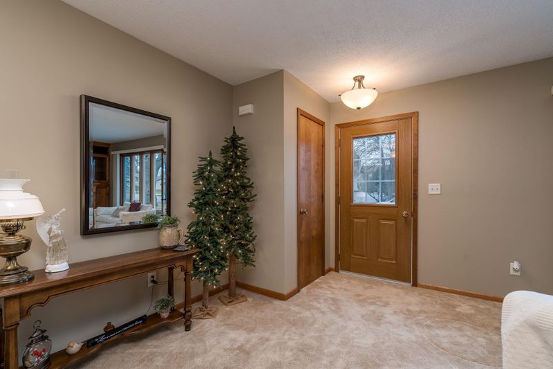 1536 James Dr, North Mankato, MN 56003