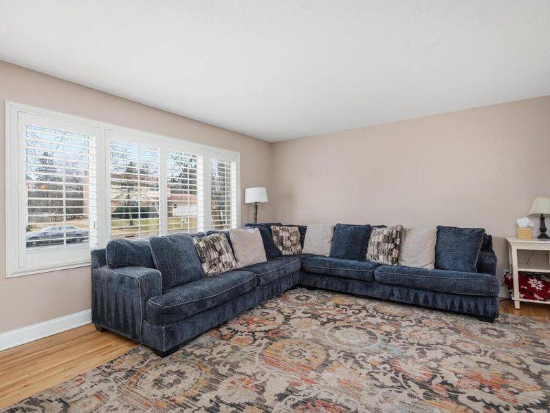 11712 Galtier Dr, Burnsville, MN 55337